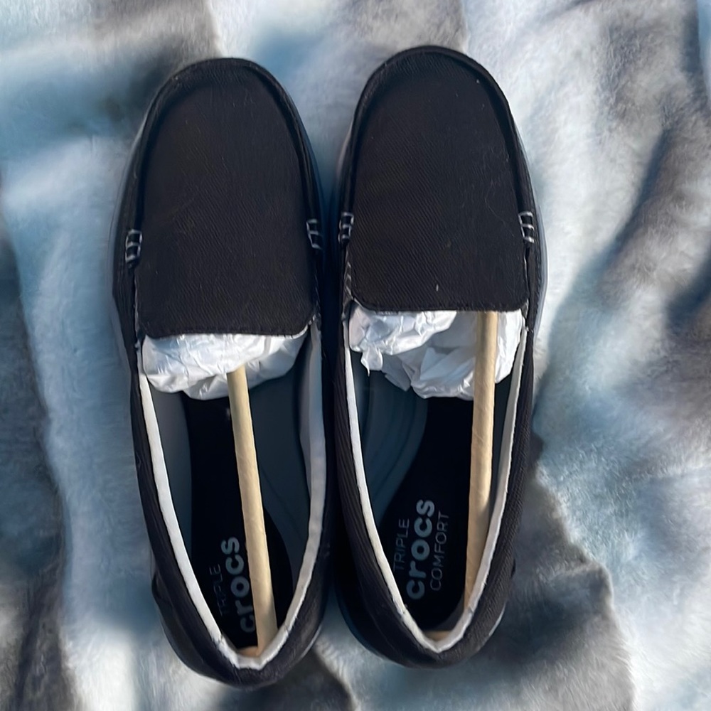 Walu ll canvas loafer crocs. Black/graphite, standard fit women’s size 6.